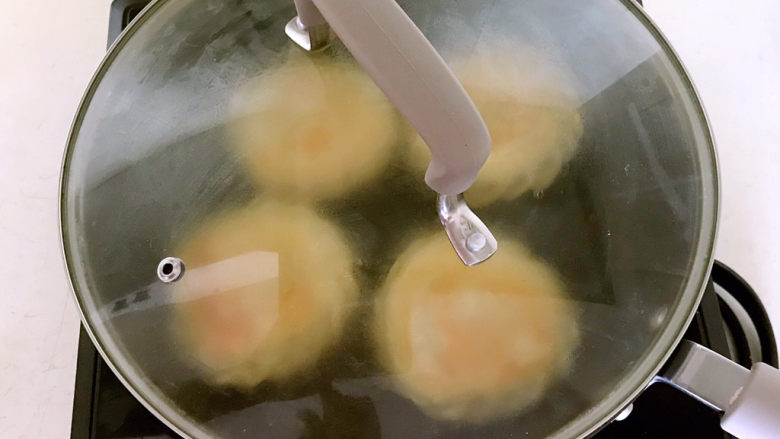 鸡蛋韭菜盒子,盖上锅盖煎至汤汁收干即可