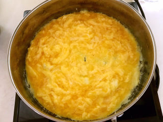 鸡蛋韭菜盒子,油烧热后加入鸡蛋液