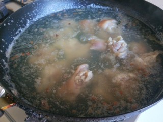黄豆炖猪脚,烧开锅捞出来。