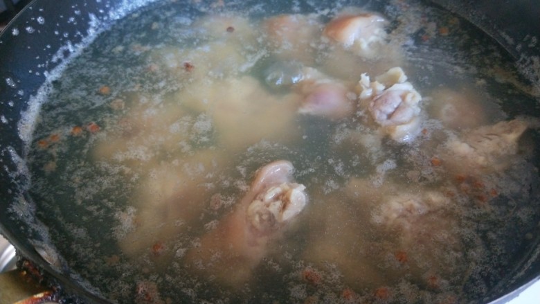 黄豆炖猪脚,烧开锅捞出来。