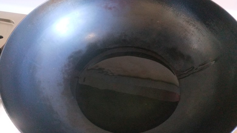 黄豆炖猪脚,锅中倒入适量油烧热。