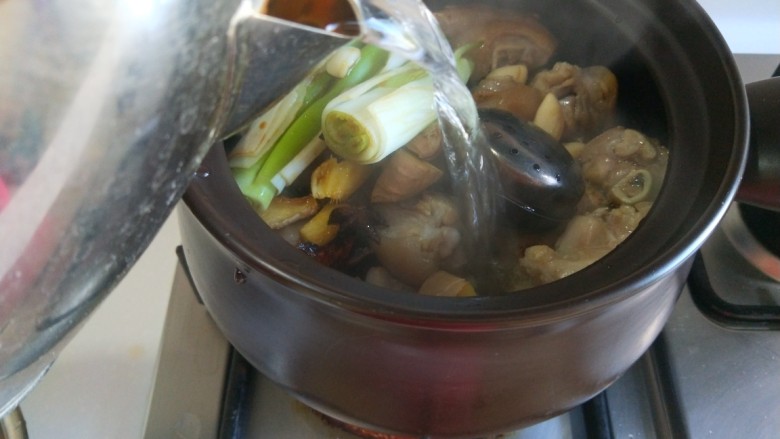 黄豆炖猪脚,加入一壶开水。