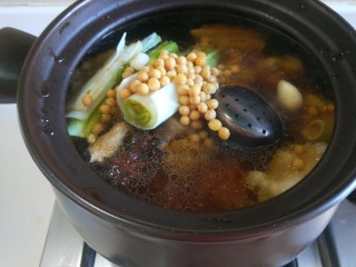黄豆炖猪脚,弄筷子搅拌均匀。