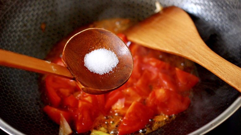 冬至美食～番茄青菜牛肉面,再根据个人口味，加入适量的盐调味。