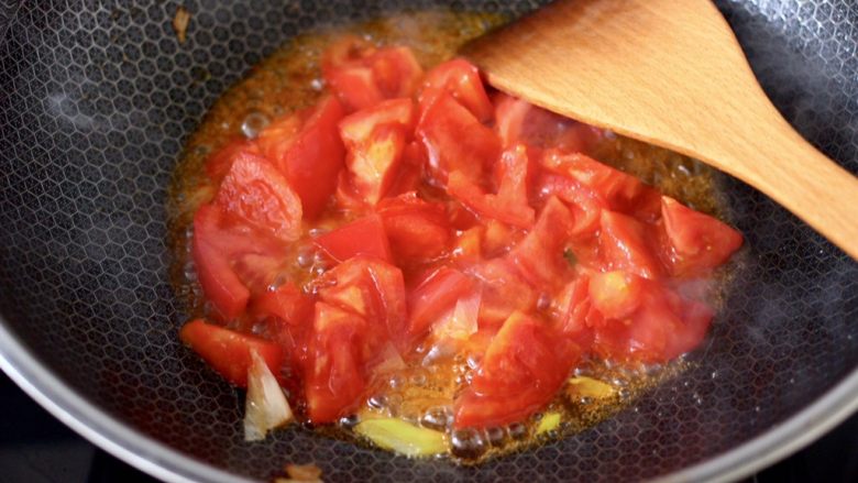 冬至美食～番茄青菜牛肉面,这个时候加入番茄块，大火快速翻炒片刻。