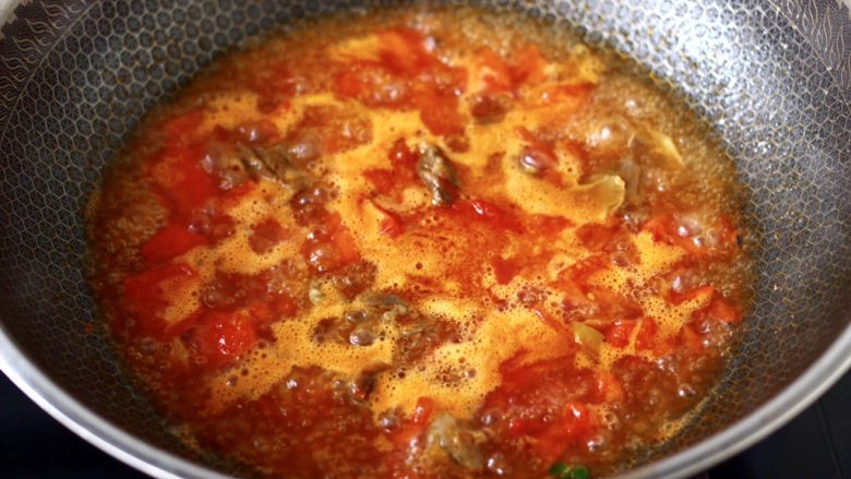 冬至美食～番茄青菜牛肉面,锅中倒入适量的清水，大火煮沸后转中火煮至汤汁浓稠时。