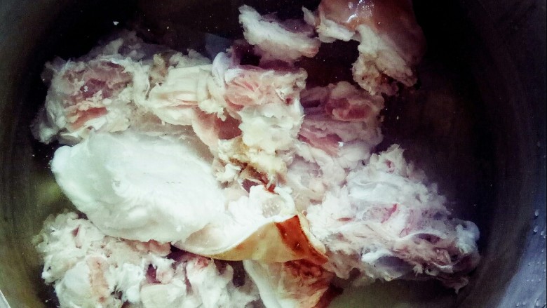 冬至美食    羊排菌菇香萝卜汤,冷水氽烫羊排。
