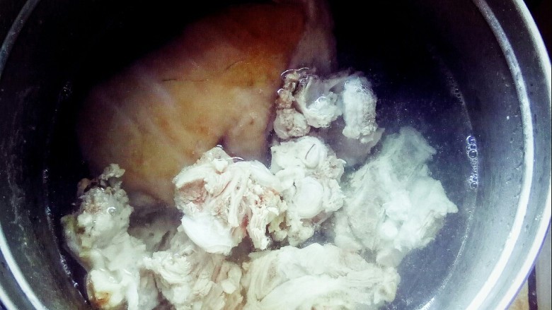 冬至美食    羊排菌菇香萝卜汤,用温水清洗汆水过的羊排。
