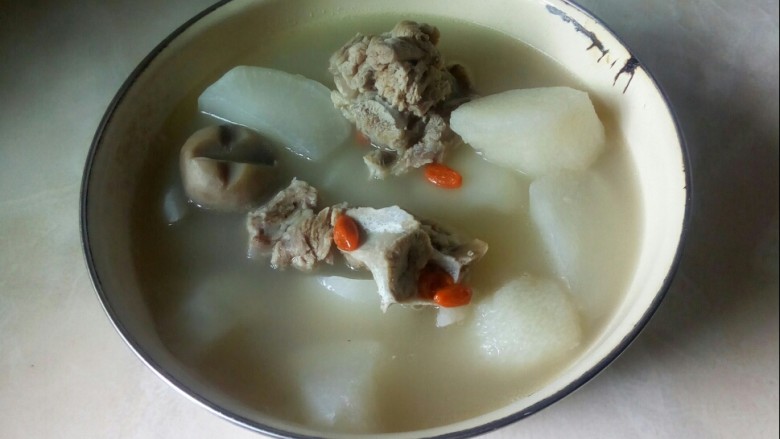 冬至美食    羊排菌菇香萝卜汤,盛入搪瓷盆中。