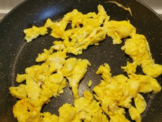 鸡蛋韭菜盒子,锅中放入食用油  将鸡蛋炒熟  边炒边将鸡蛋打碎 备用