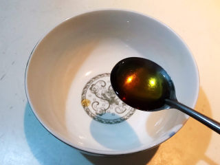 三鲜馄饨,调制碗汁：在碗里加入1小勺芝麻油