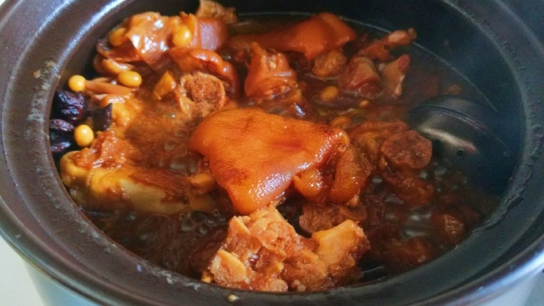 黄豆炖猪脚,打开锅盖肉烂骨酥。