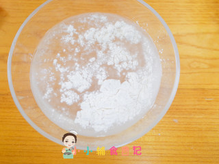 8个月以上圣诞草莓雪人,准备一碗水加入1勺面粉，面粉随便什么面粉都可以