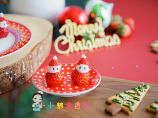 8个月以上圣诞草莓雪人,虽然是一个小小的水果，但是其实要注意的点也挺多的，希望宝宝都能喜欢这个可爱的雪人哦，提前祝大家圣诞快乐！