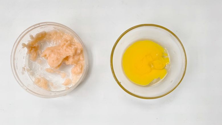 7个月加宝宝辅食：三文鱼蛋黄羹,三文鱼打成泥，去除蛋清。留蛋黄备用