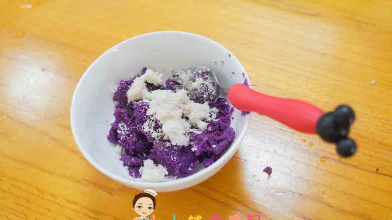 12个月以上辅食紫薯奶酪谷物米饼,把紫薯包入米饭内用保鲜袋配合整形成圆饼