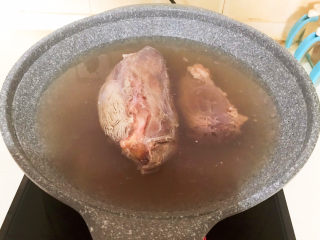 五香酱牛肉,牛肉冷水下锅，水开后焯水10分钟