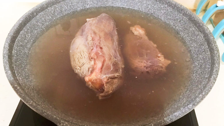 五香酱牛肉,牛肉冷水下锅，水开后焯水10分钟