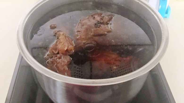 五香酱牛肉,牛肉能用筷子穿透就熟了，牛肉酱好后不要马上捞出来，要继续浸泡30分钟左右