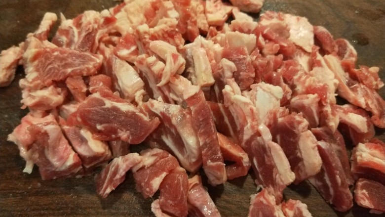 牛肉锅贴,切剩下的下脚料就可以切成小块了。