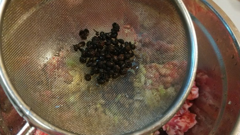牛肉锅贴,用过筛过出花椒粒。