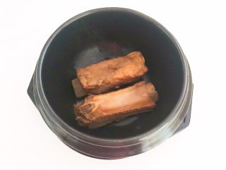 茶树菇排骨汤,焯好的排骨放入砂锅