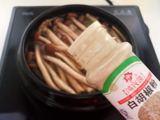 茶树菇排骨汤,加入白胡椒粉