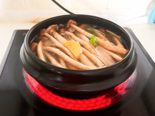 茶树菇排骨汤,把砂锅放去炉具上面，大火烧开后小火慢烧30分钟