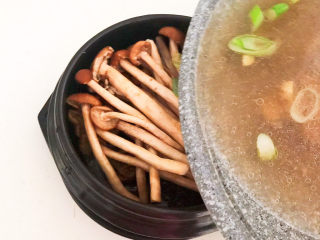茶树菇排骨汤,把烧开后汤汁倒入砂锅