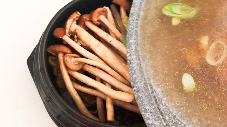 茶树菇排骨汤,把烧开后汤汁倒入砂锅