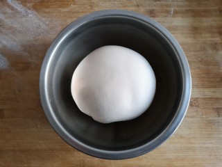 鸡蛋韭菜盒子,将雪花状面絮揉成光滑面团，盖保鲜膜或冷湿布醒20-30分钟。