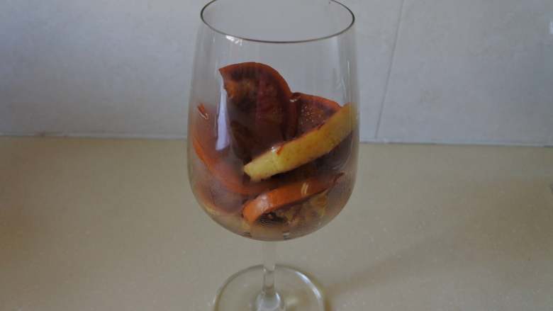 冬至美食-热红酒,把柠檬片和几片橙子捞出来放杯里