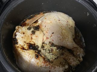 电饭煲焖鸡,把所有调料放到锅里上下翻动