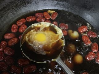 桂圆炖蛋,勺子里放鸡蛋