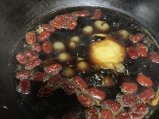 桂圆炖蛋,鸡蛋放锅里