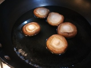 三鲜馄饨,鲜香菇开水煮软捞出来过凉。