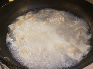三鲜馄饨,煮熟捞入碗中，加入事先熬好的大骨汤。