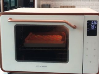 圣诞蛋糕卷,卡士CO-750烤箱，提前上下火150度预热好，烤盘放入中层烤网烘烤约30分钟。