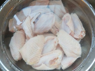 电饭煲焖鸡,家里人只喜欢吃鸡翅，只能全部选用鸡翅。