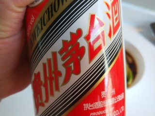 电饭煲焖鸡,贵州茅台酒做出来更香。