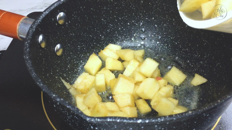 传统美式肉桂苹果派 ,将苹果切成小块加入奶锅翻炒。