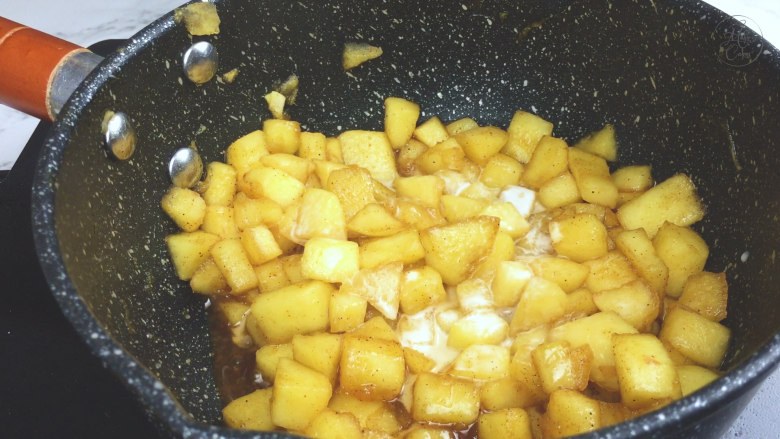 传统美式肉桂苹果派 ,继续煮至水份减少，加入淀粉和适量水混合，倒入锅中。