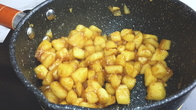 传统美式肉桂苹果派 ,翻炒至苹果黏稠，然后离火。
苹果内陷完成了！放一旁稍晾。