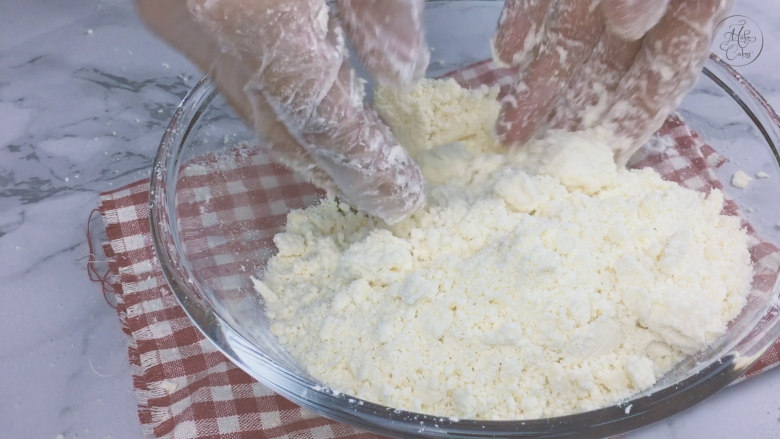 传统美式肉桂苹果派 ,戴上手套，将黄油与面粉搓散混合，直到面粉呈淡黄色沙状。
