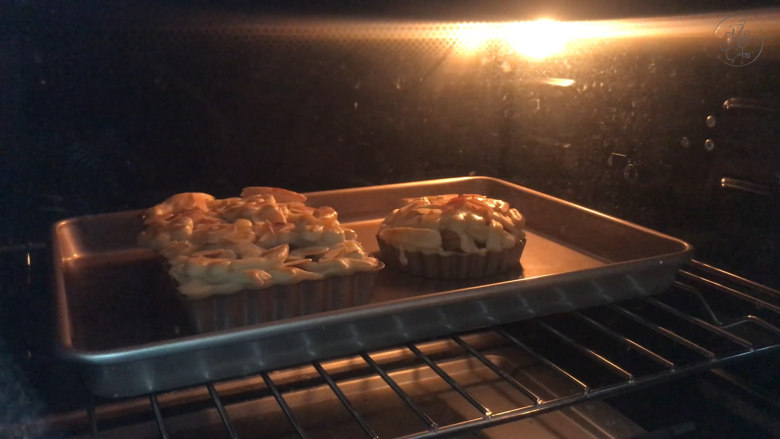 传统美式肉桂苹果派 ,放入烤箱烘烤。首先190度15分钟，然后170度25分钟烘烤。