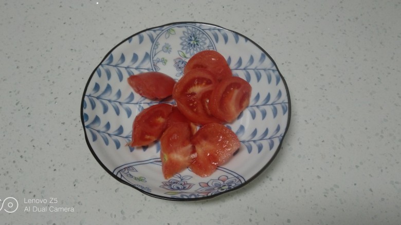 西红柿炒黄瓜、鸡蛋,西红柿切块