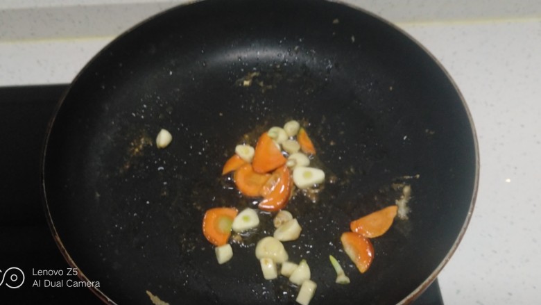 西红柿炒黄瓜、鸡蛋,锅中放入适量油，放入蒜片、胡萝卜片