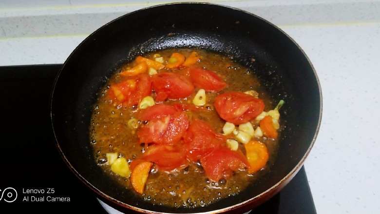 西红柿炒黄瓜、鸡蛋,炒香蒜瓣，放入西红柿块