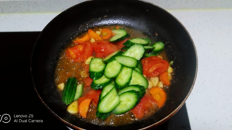 西红柿炒黄瓜、鸡蛋,炒至西红柿变软，放入黄瓜片