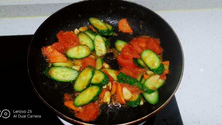 西红柿炒黄瓜、鸡蛋,翻炒均匀
